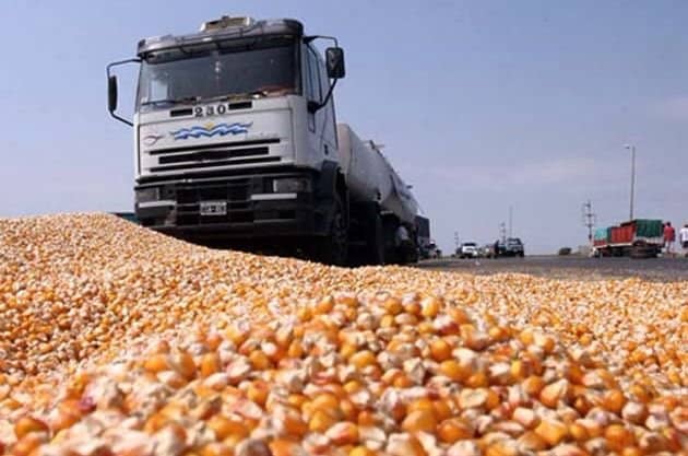 Transportistas de granos iniciaron un paro por tiempo indeterminado
